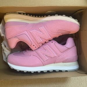 New Balance 574 Sneaker in Pink Sugar